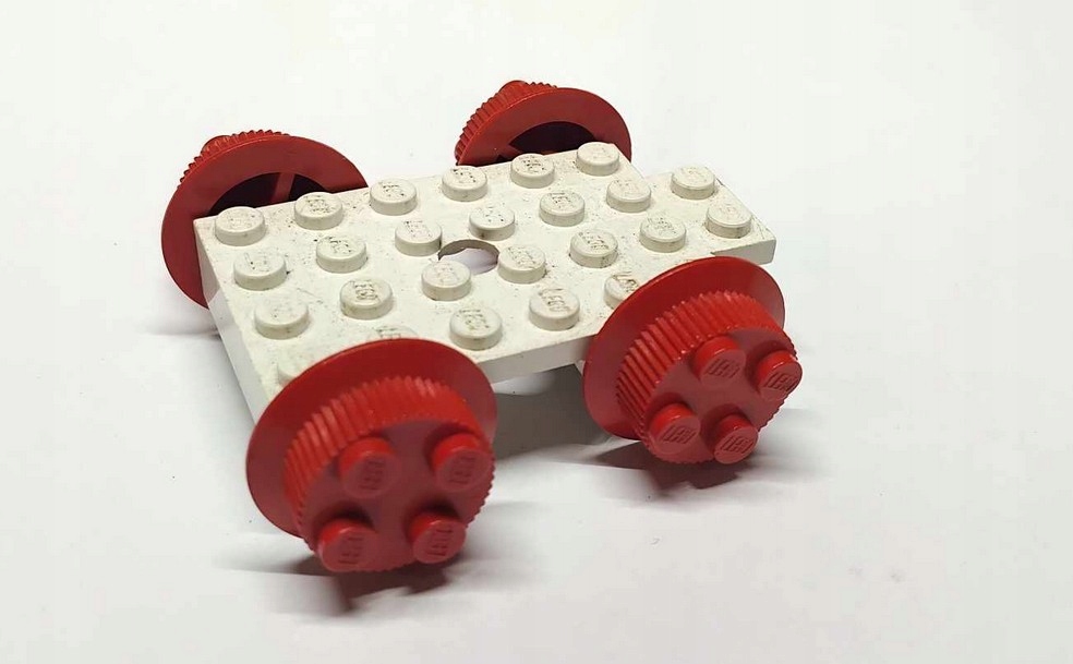 008A1. LEGO podwozie do pociągu 824 +wheel1a koła do starych pociągów 1 400683dade4acdbf33a2551c9ce9112f