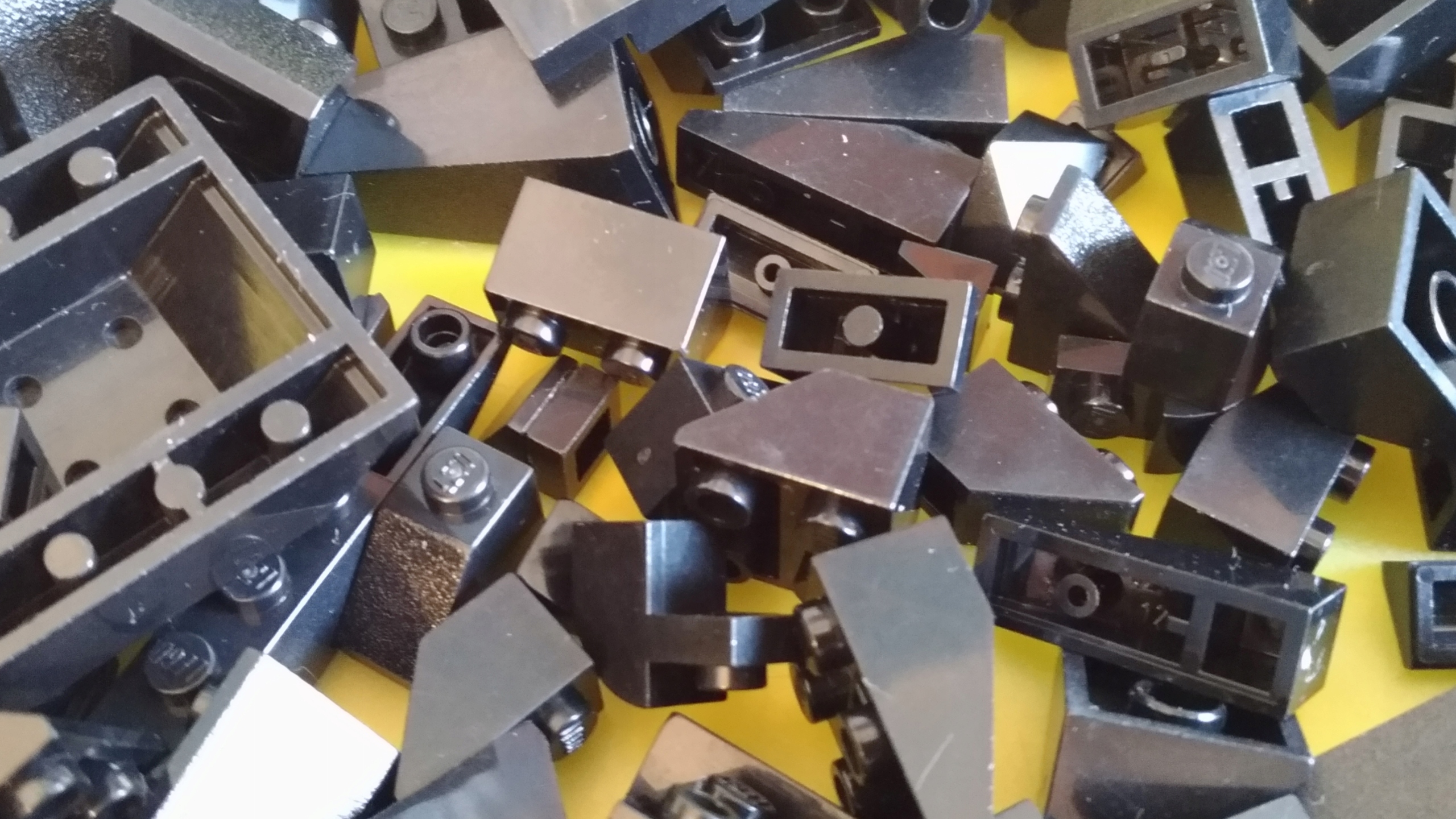 062. Lego czarne dachówki skosy 0,1 kg MIX 2 4555ee7f53ada761f78fc45eae81a826