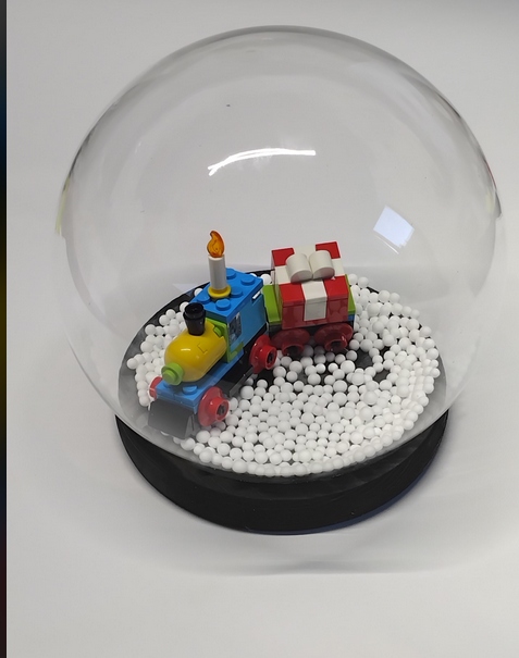 625B4. Lego ozdoba na Boże Narodzenie pociąg z prezentami w kopuli szklanej 2 1683773ed1a6456928460bb4e007353f