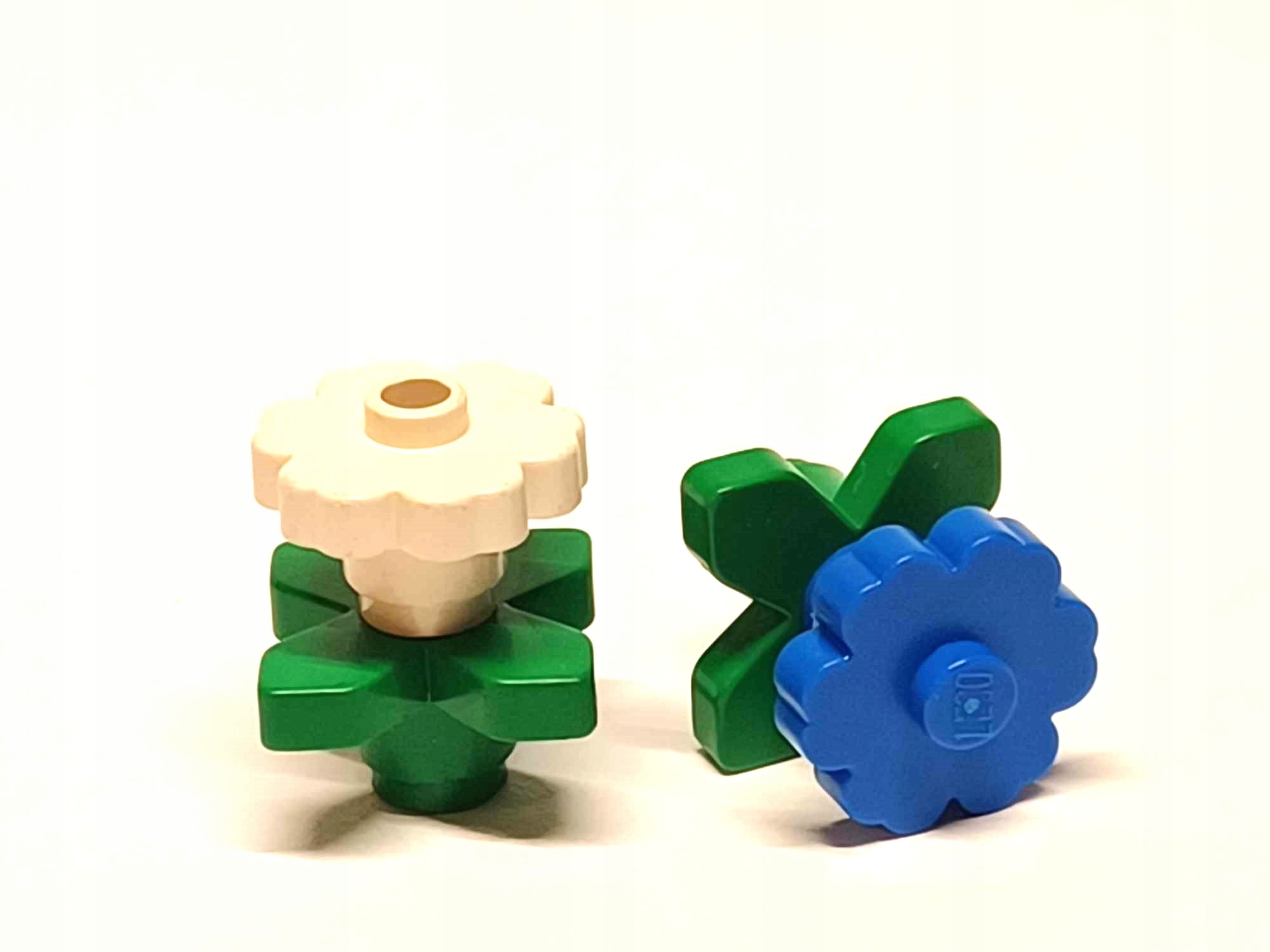 627D11. Lego kwiat roślina 4728 + liść 4727 - mix niebiesko ciemny i biały 1 22f193a7e388edc7510b78c673124b66