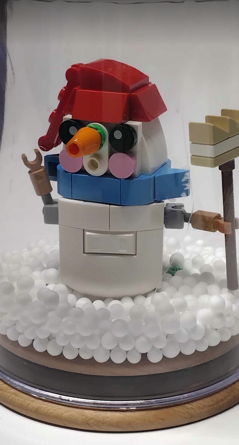 625B2. Lego ozdoba na Boże Narodzenie bałwanek z miotłą i śniegiem w kopule 4 14e3126315da4a54619675a8931c17d7